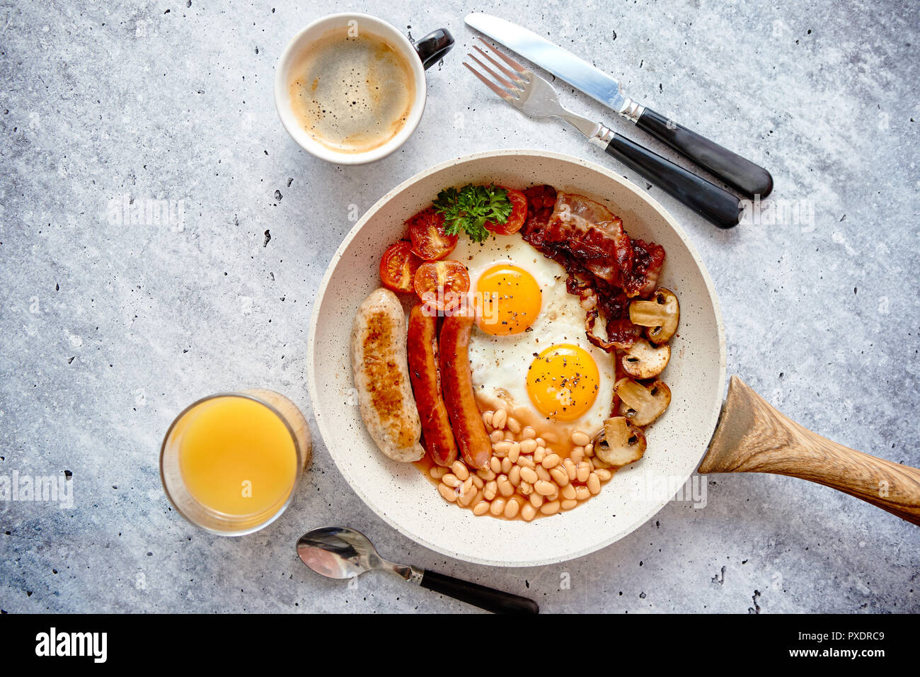 Le petit déjeuner anglais complet servi dans une casserole Banque D'Images