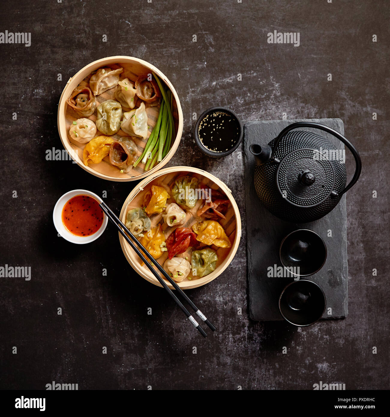 Composition de la cuisine chinoise. Types de mélange de vapeur en bambou boulettes de bois Banque D'Images