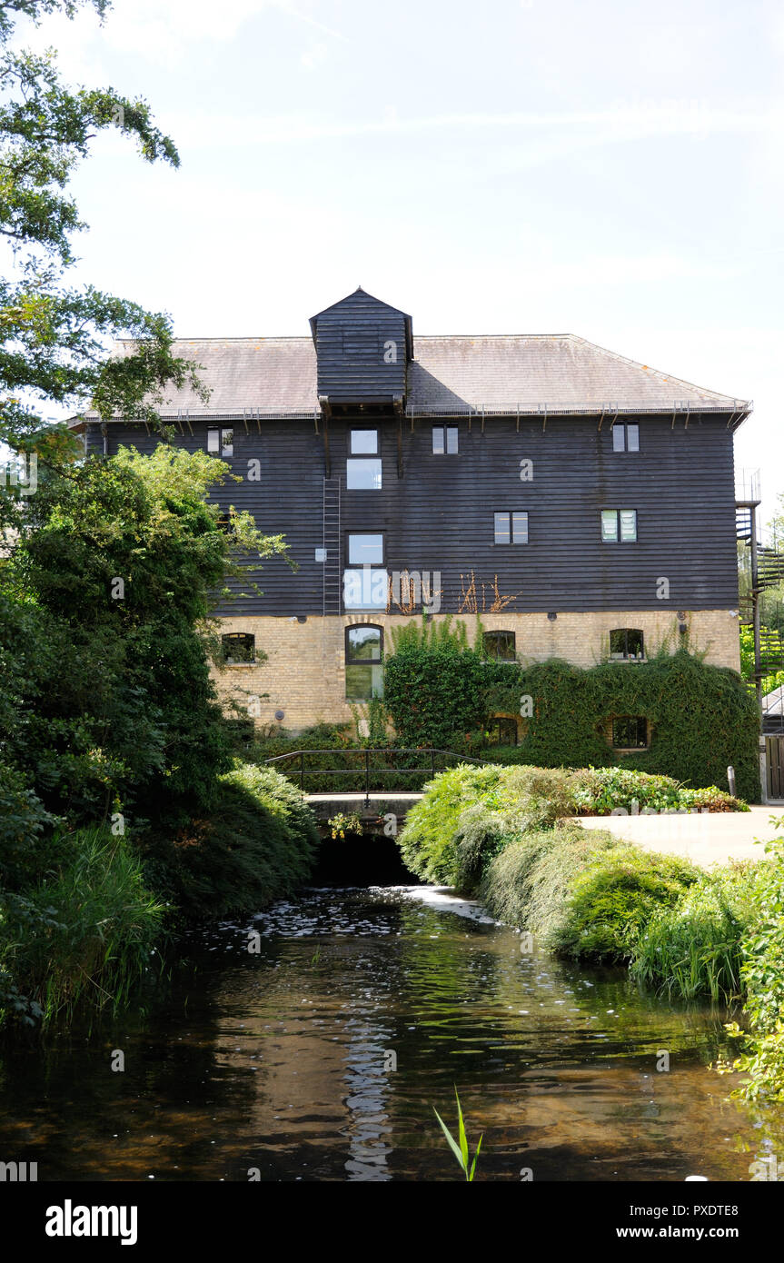 Moulin à Lemsford, Lemsford, Hertfordshire, est un temps superbe moulin à eau à bord qui est maintenant à la maison de vacances dans le monde entier Ramblers Banque D'Images