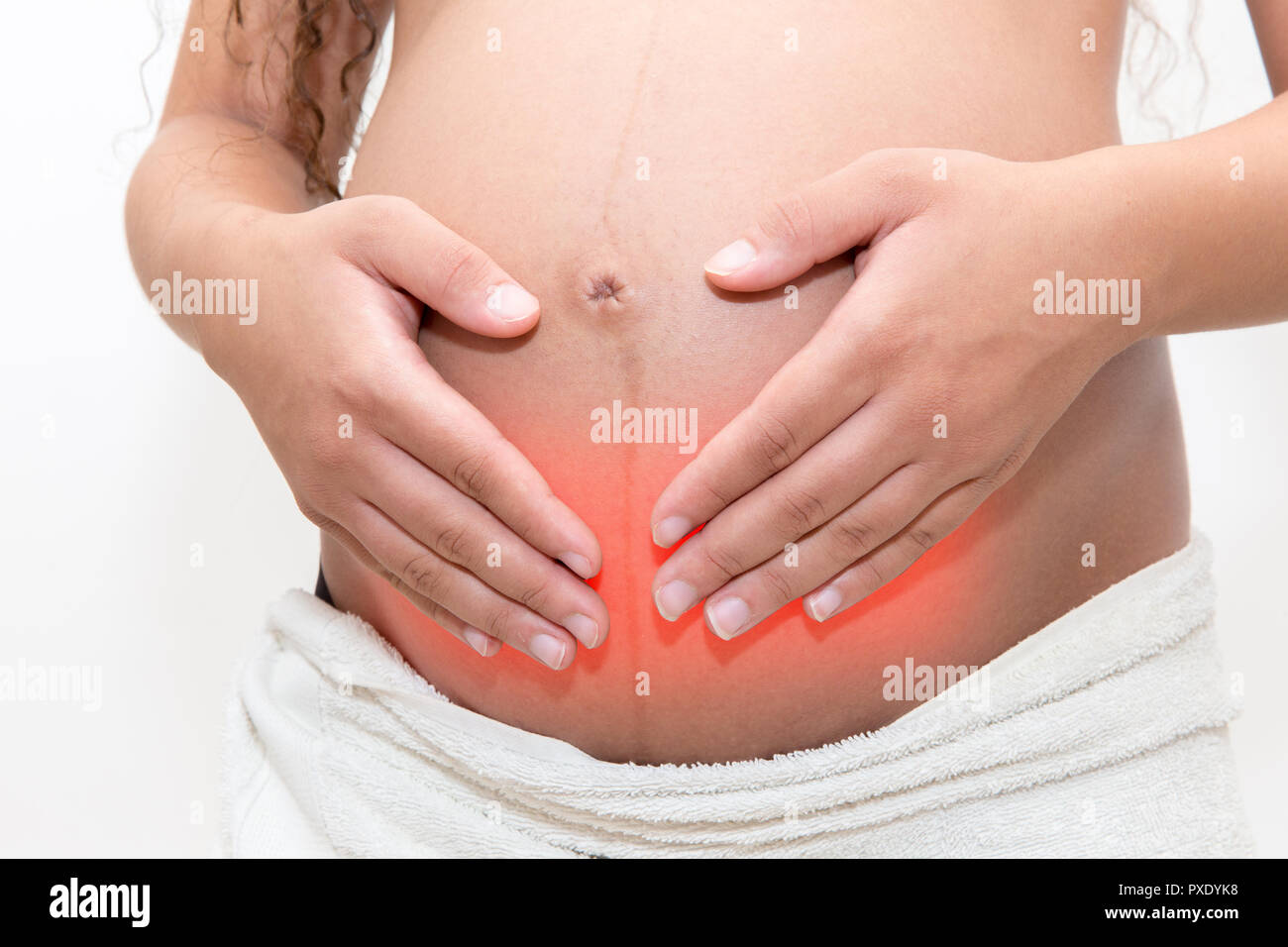 Femme enceinte avec estomac tient son ventre dans la douleur. La ...