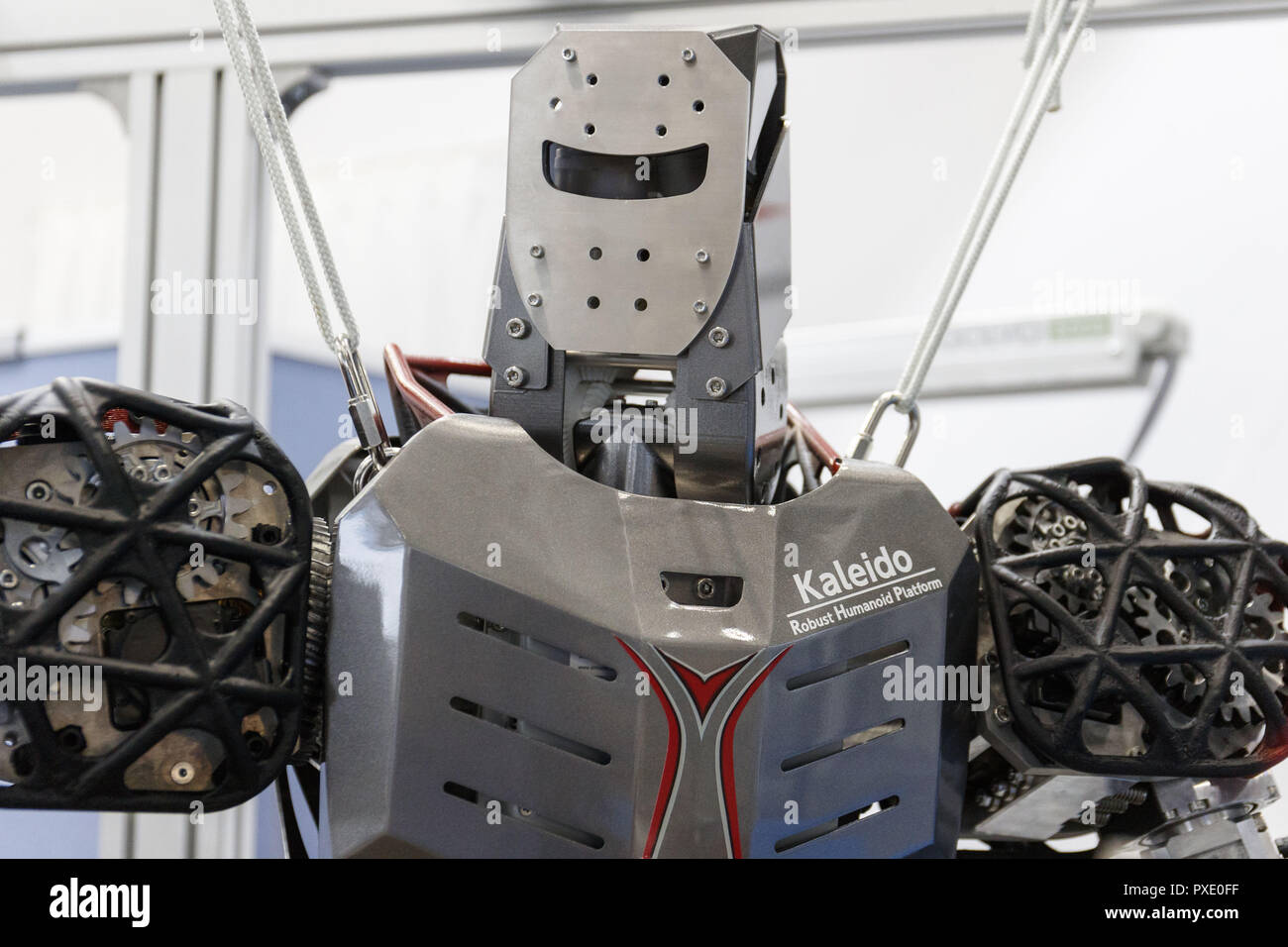 Tokyo, Japon. 21 Oct, 2018. Un robot humanoïde robuste Kaleido développé par Kawasaki Heavy Industries Ltd., de l'afficheur pendant le Sommet mondial de 2018 Robot Tokyo Big Sight. L'exposition présente les dernières technologies robots dans des domaines comme l'industrie, des services, de catastrophes et de l'éducation du 17 au 21 octobre. Credit : Rodrigo Reyes Marin/ZUMA/Alamy Fil Live News Banque D'Images