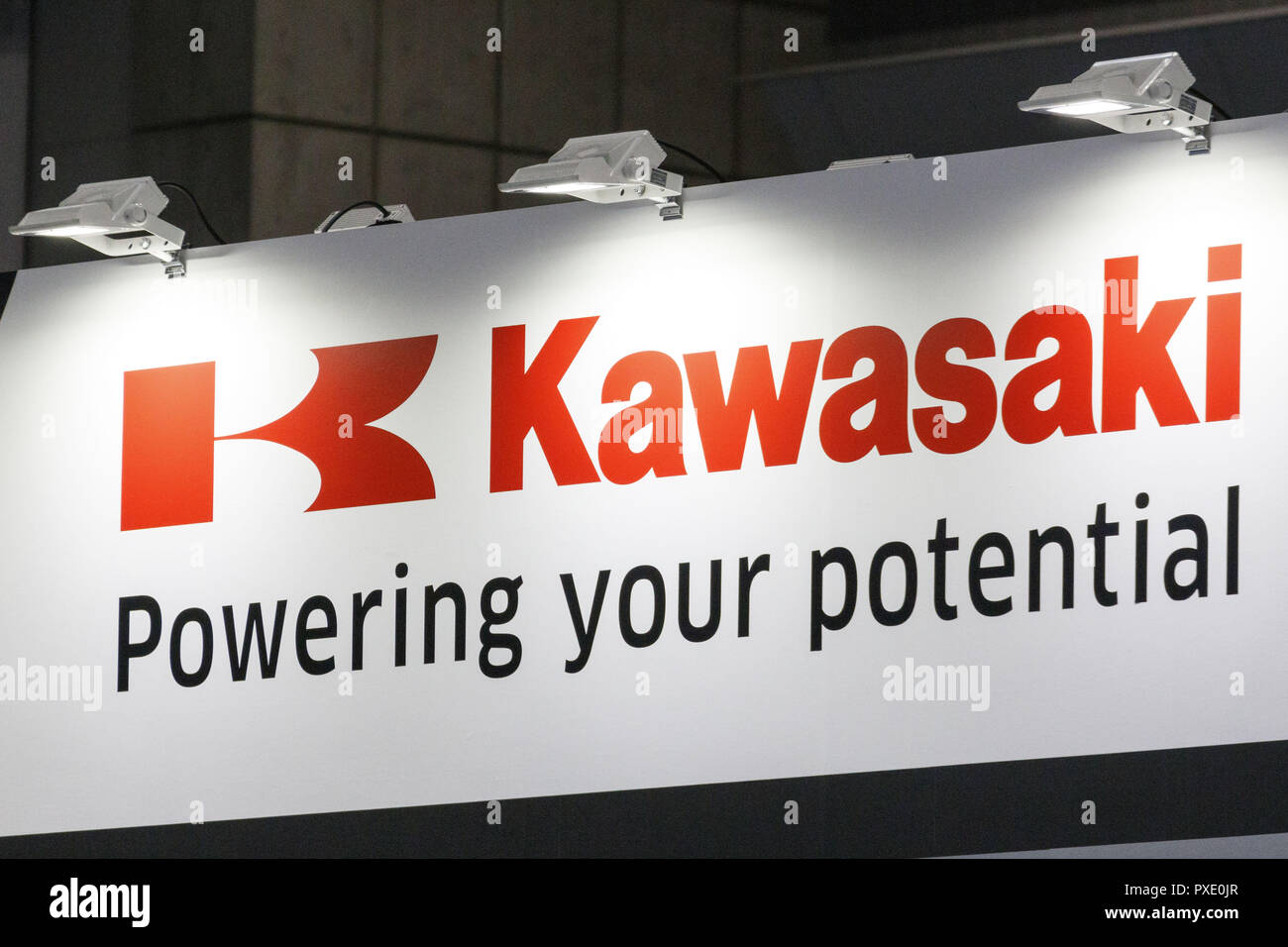 Tokyo, Japon. 21 Oct, 2018. Un logo de Kawasaki Heavy Industries Ltd., de l'afficheur pendant le Sommet mondial de 2018 Robot Tokyo Big Sight. L'exposition présente les dernières technologies robots dans des domaines comme l'industrie, des services, de catastrophes et de l'éducation du 17 au 21 octobre. Credit : Rodrigo Reyes Marin/ZUMA/Alamy Fil Live News Banque D'Images