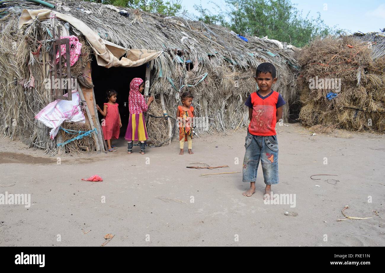 D'Aden, au Yémen. 21 Oct, 2018. Les enfants déplacés sont considérés en regard de leur cabane de famille à la périphérie d'Aden, Yémen, le 21 octobre 2018. Des milliers de déplacés de force les Yéménites ont commencé à se préparer pour l'hiver dans des huttes et des tentes au milieu des conditions de vie difficiles ainsi que le manque d'assistance humanitaire dans le pays arabe. Credit : Murad Abdu/Xinhua/Alamy Live News Banque D'Images