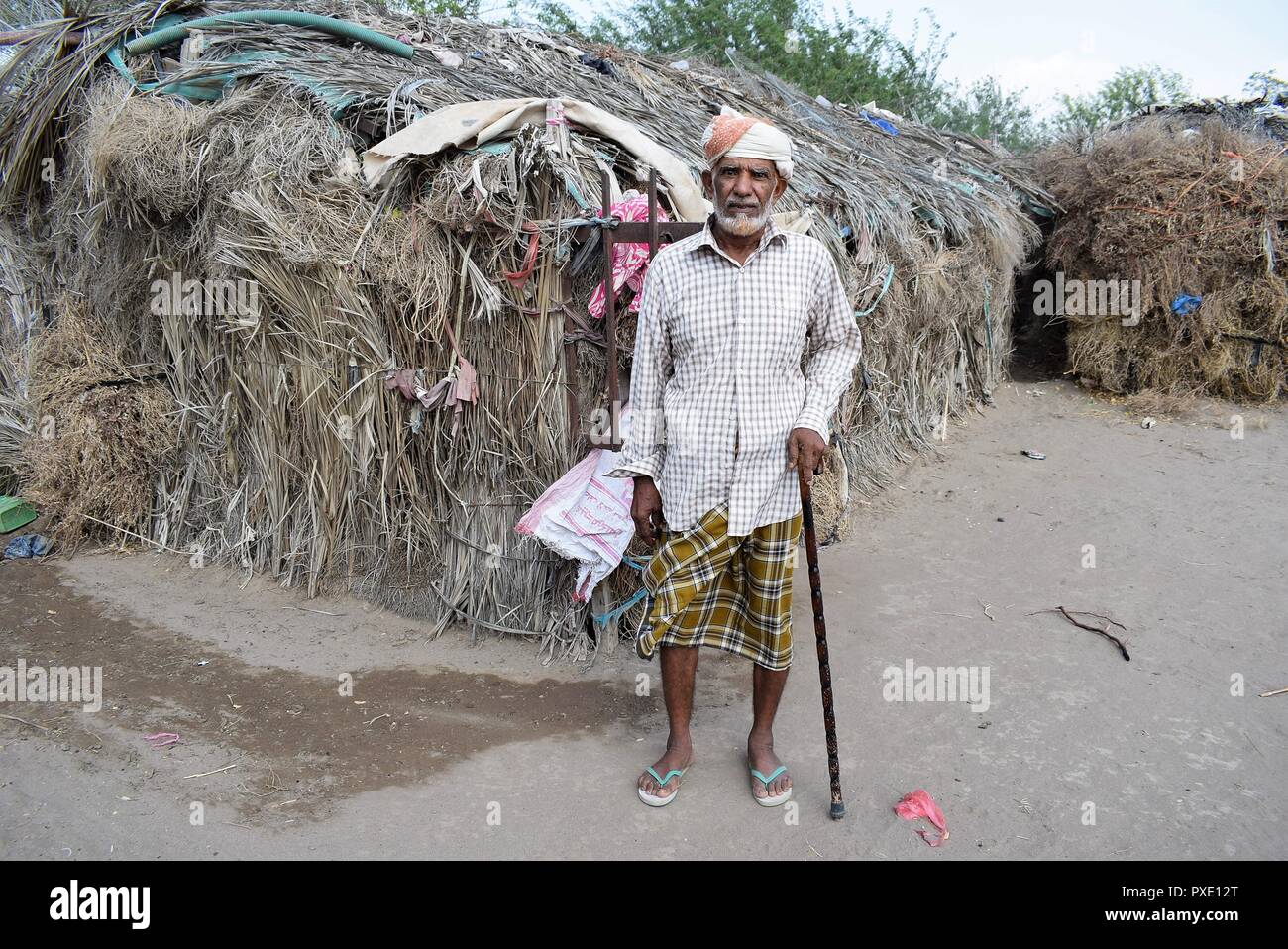 D'Aden, au Yémen. 21 Oct, 2018. Un homme se trouve à côté de sa case à la périphérie d'Aden, Yémen, le 21 octobre 2018. Des milliers de déplacés de force les Yéménites ont commencé à se préparer pour l'hiver dans des huttes et des tentes au milieu des conditions de vie difficiles ainsi que le manque d'assistance humanitaire dans le pays arabe. Credit : Murad Abdu/Xinhua/Alamy Live News Banque D'Images