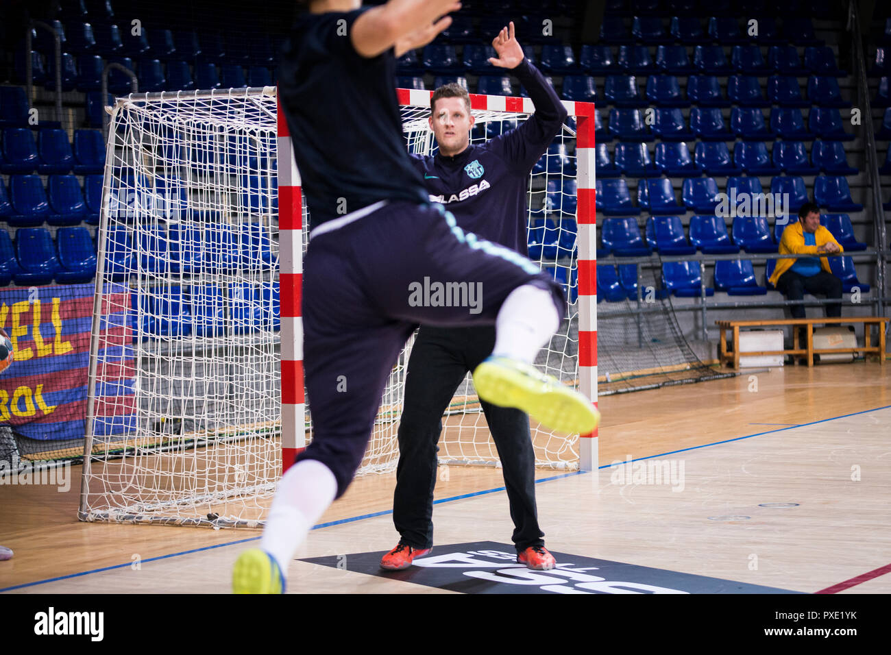 21 octobre 2018, Palau Blaugrana, Barcelone, Espagne, Liga ASOBAL handball ; FC Barcelona contre BM Sinfin de Lassa ; Kevin Muller attaquant du FC Barcelone lors de l'échauffement Banque D'Images