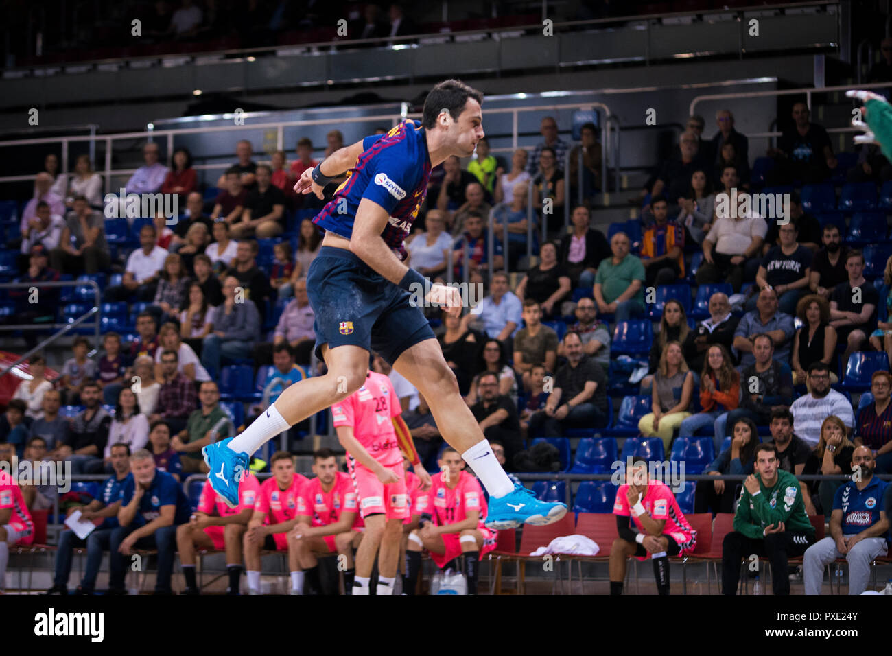 21 octobre 2018, Palau Blaugrana, Barcelone, Espagne, Liga ASOBAL handball ; FC Barcelona contre BM Sinfin de Lassa ; Aitor Arino, du FC Barcelone pour tirer des sauts Banque D'Images