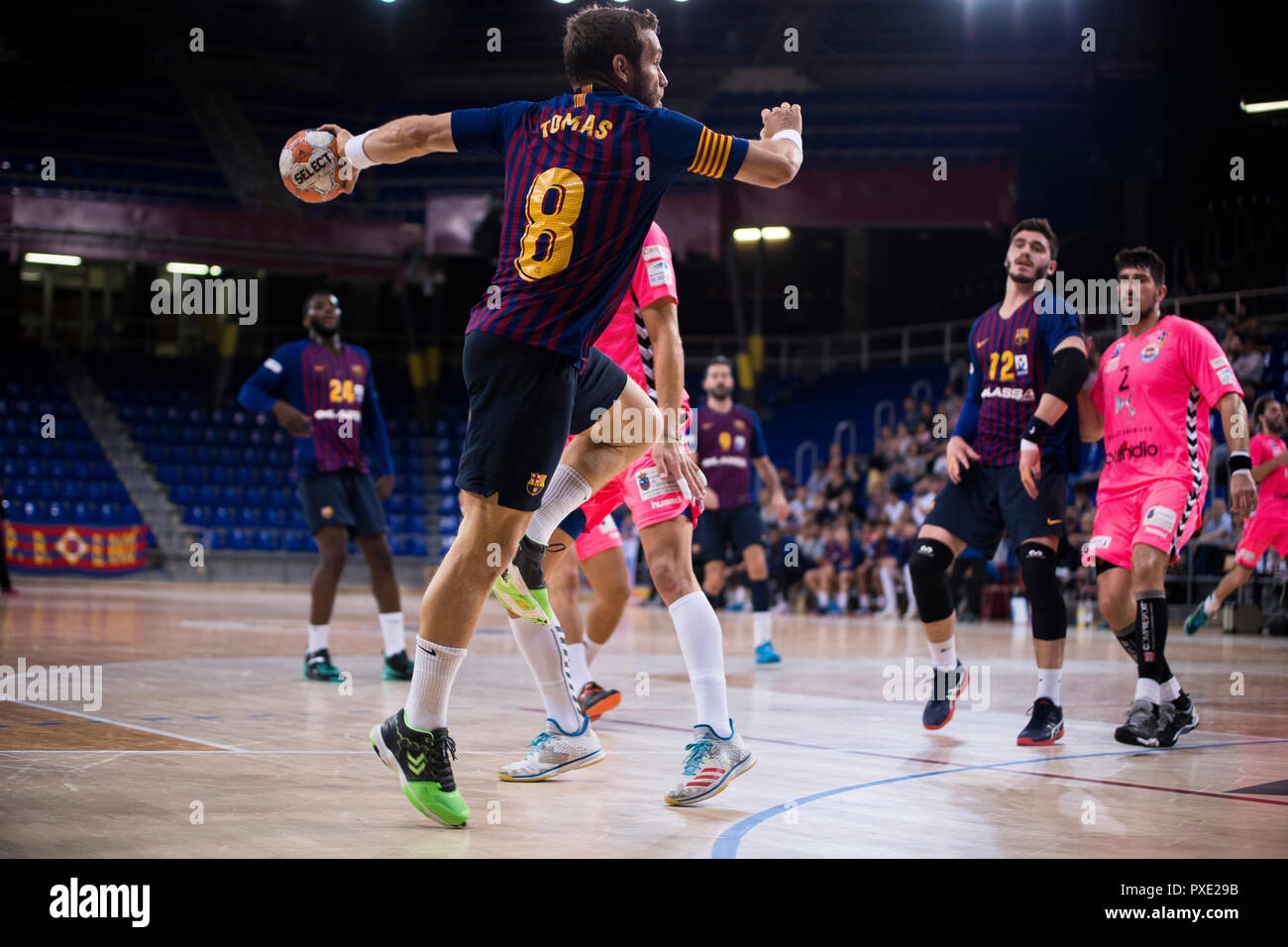 21 octobre 2018, Palau Blaugrana, Barcelone, Espagne, Liga ASOBAL handball ; FC Barcelona contre BM Sinfin de Lassa ; Victor Tomas, du FC Barcelone avant de marquer des sauts Banque D'Images