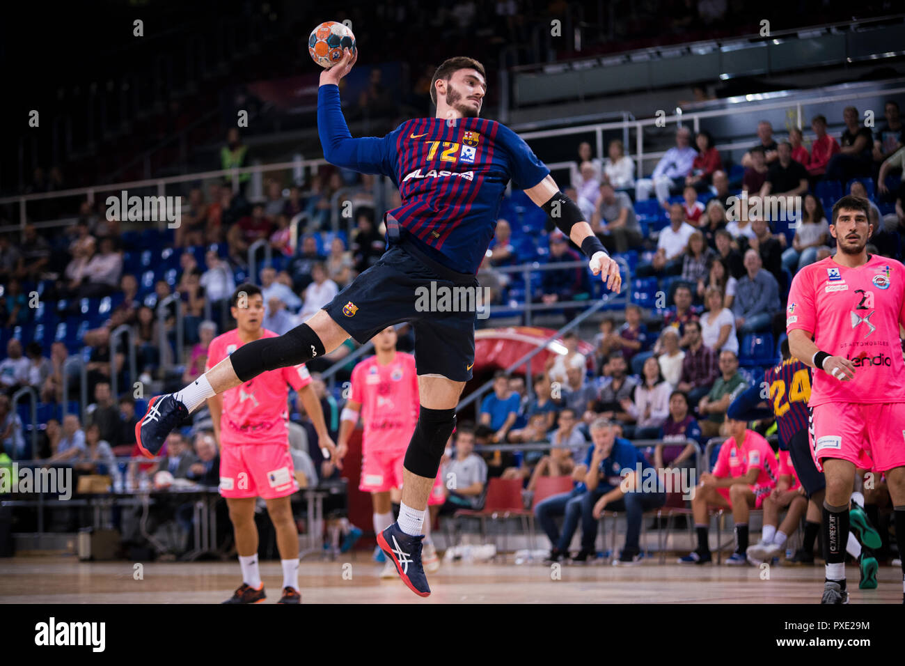 21 octobre 2018, Palau Blaugrana, Barcelone, Espagne, Liga ASOBAL handball ; FC Barcelona contre BM Sinfin de Lassa ; Ludovic Fabregas FC Barcelone avant de sauts à marquer Banque D'Images