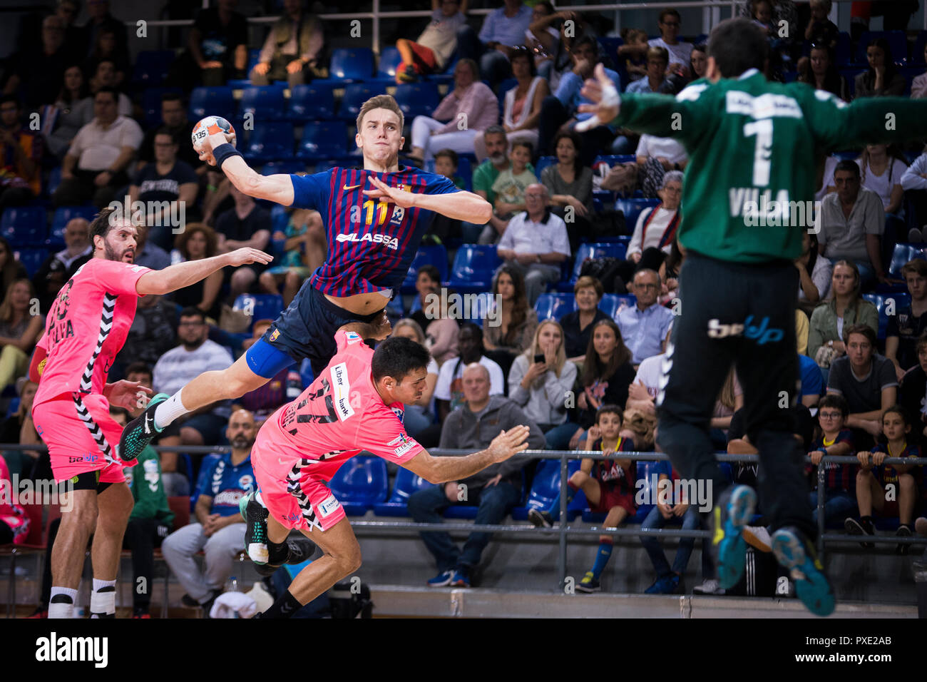 21 octobre 2018, Palau Blaugrana, Barcelone, Espagne, Liga ASOBAL handball ; FC Barcelona contre BM Sinfin de Lassa ; Lasse Andersson, du FC Barcelone essaie de marquer en face de Jorge Lopez gardien Villamarin de BM Sinfin Banque D'Images