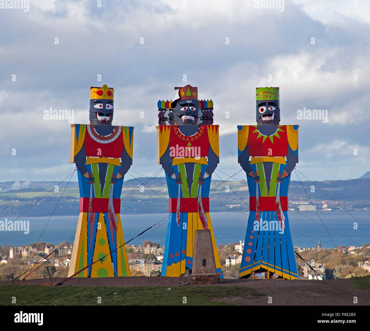 Calton Hill, Édimbourg, Écosse Royaume-Uni. 21 octobre 2018, présenté par l'Indian Arts écossais Forum. Des centaines d'Indiens, Dusherra est l'un des plus grands festivals en Inde, il se termine par un feu symbolique des effigies des démons pour célébrer la victoire du bien sur le mal. Il commémore une guerre de 10 jours entre les dieux et les démons il y a des milliers d'années. Banque D'Images