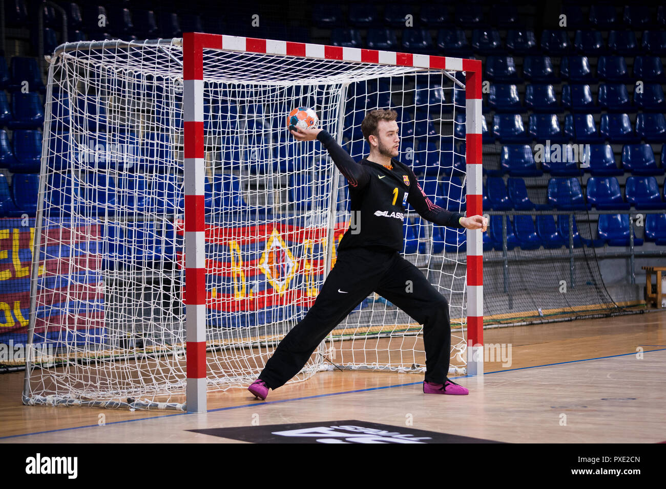 21 octobre 2018, Palau Blaugrana, Barcelone, Espagne, Liga ASOBAL handball ; FC Barcelona contre BM Sinfin de Lassa ; Gonzalo Perez de Vargas attaquant du FC Barcelone passer le ballon Banque D'Images