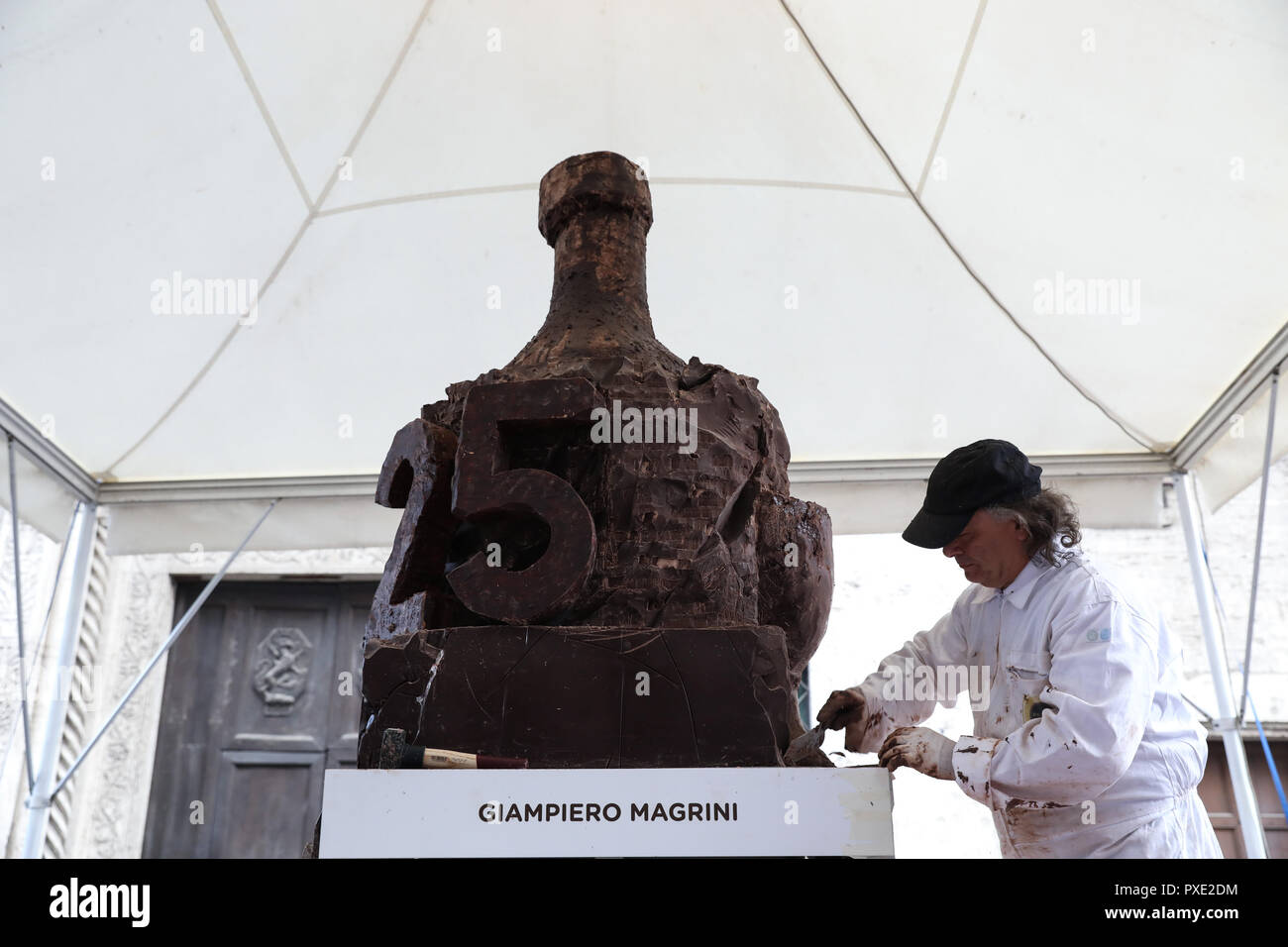 Pérouse, Italie. 21 Oct, 2018. Un artiste sculpte le chocolat lors de la 25e festival international 'chocolat' Eurochocolate à Perugia, Italie, le 21 octobre 2018. Le festival annuel offert une variété d'activités, y compris l'art du chocolat, dégustation de chocolat, affiche des spectacles de rue et de chocolat de la sculpture. Credit : Cheng Tingting/Xinhua/Alamy Live News Banque D'Images