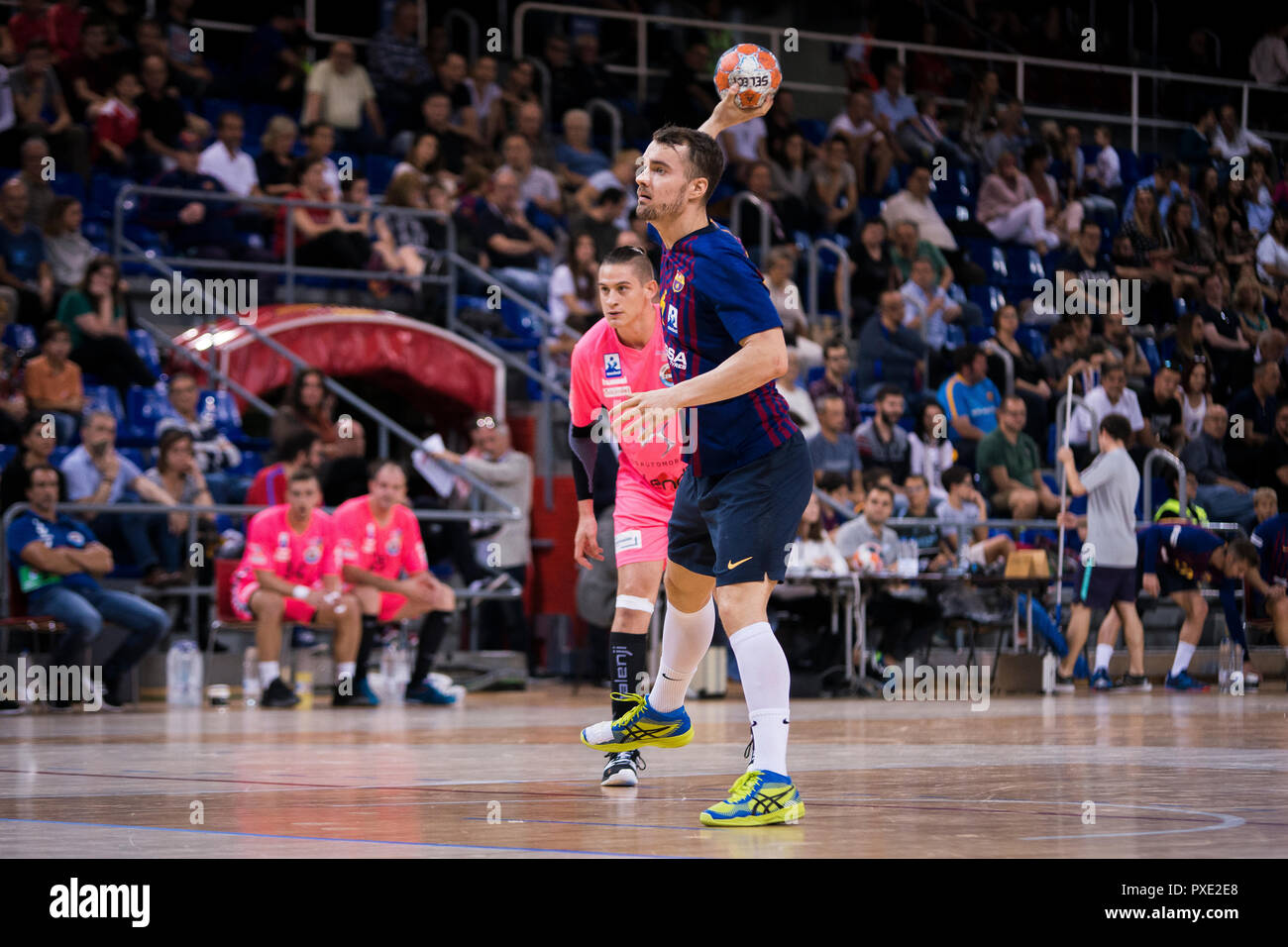 21 octobre 2018, Palau Blaugrana, Barcelone, Espagne, Liga ASOBAL handball ; FC Barcelona contre BM Sinfin de Lassa ; Casper Mortensen de FC Barcelone essaie de marquer une pénalité Banque D'Images