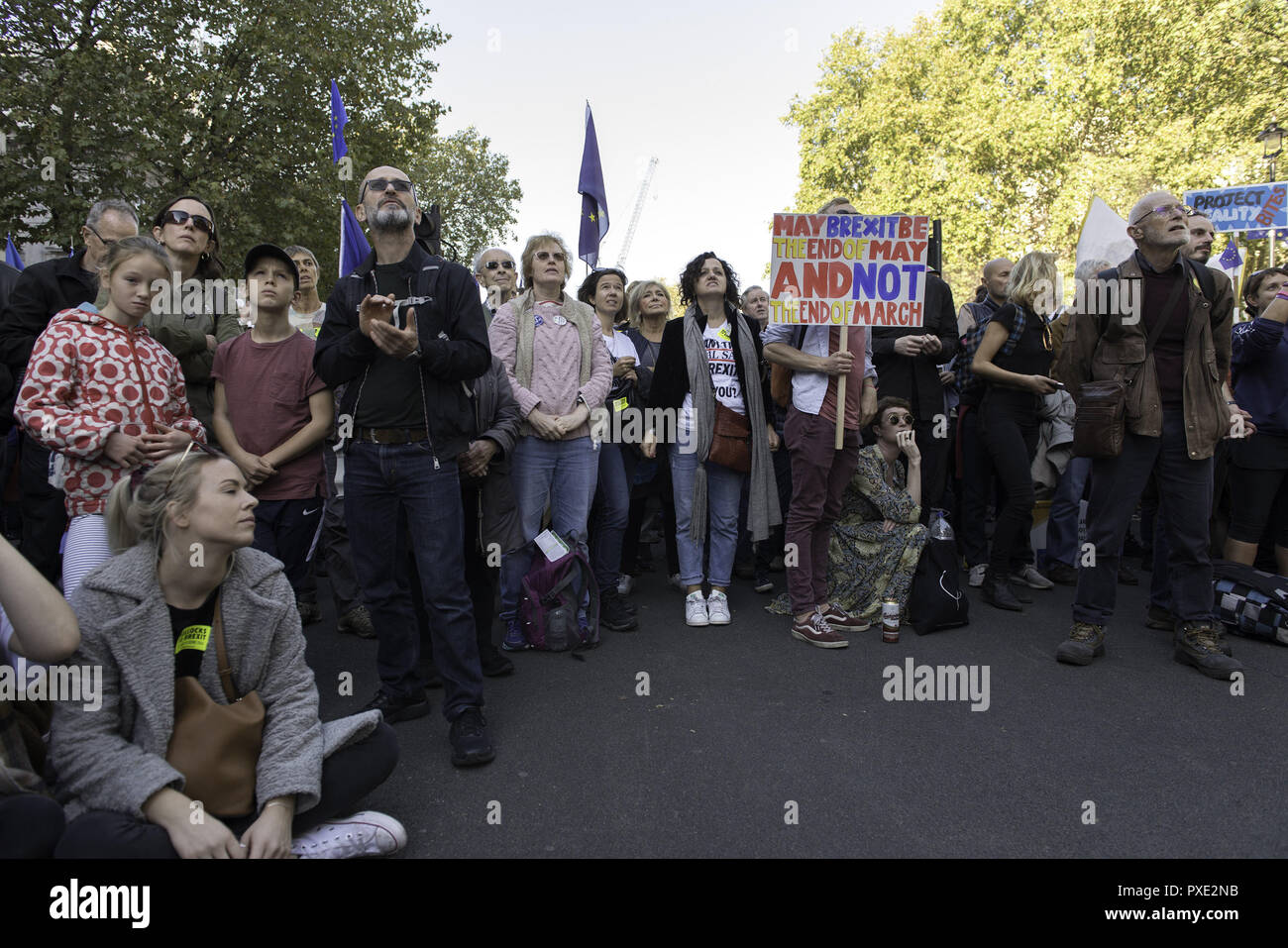 London, Greater London, UK. 20 Oct, 2018. Un manifestant anti-Brexit est vu holding a placard pendant la marche.une énorme manifestation organisée par la campagne de vote recueillis à Park Lane à mars à la place du Parlement pour protester contre le gouvernement conservateur et les négociations du Brexit exigeant pour un second vote sur l'accord final Brexit. Credit : Andres Pantoja SOPA/Images/ZUMA/Alamy Fil Live News Banque D'Images