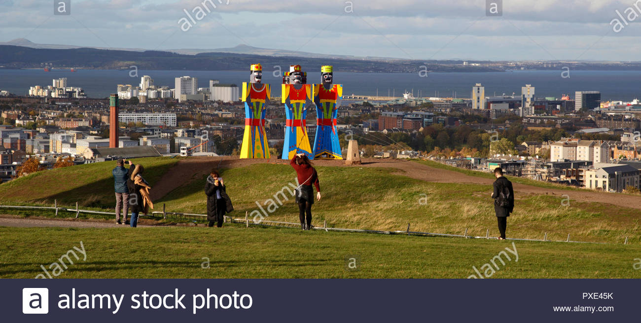 Edinburgh, Royaume-Uni. 21 octobre, 2018. Dusherra l'activité phare de l'Indian Arts écossais Forum se tient sur le dessus de Calton Hill, à Édimbourg. Dusherra, l'un des plus grands festivals en Inde, la mémoire d'un jour 10 la guerre entre les dieux et les démons il y a des milliers d'années. Il est célébré avec enthousiasme par les communautés avec de la musique, de la danse, de l'alimentation et un embrasement de la symbolique des effigies de les démons pour célébrer la victoire du bien sur le mal. Cette année, le programme culturel dispose d'un mélange d'Écossais et de la musique indienne et la danse. Credit : Craig Brown/Alamy Live News. Banque D'Images