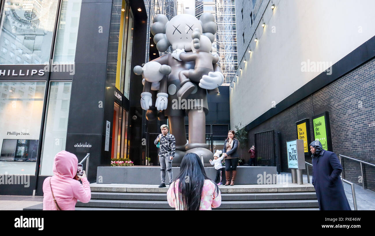 New York, NEW YORK, USA. 21 Oct, 2018. 25-foot-tall sculpture intitulée ''Zéro'' par l'artiste Brian Donnelly, également connu sous le nom de Kaws, se dresse à l'entrée d'un nouvel espace d'exposition à la case Philllips sur l'île de Manhattan à New York le dimanche. Crédit : William Volcov/ZUMA/Alamy Fil Live News Banque D'Images