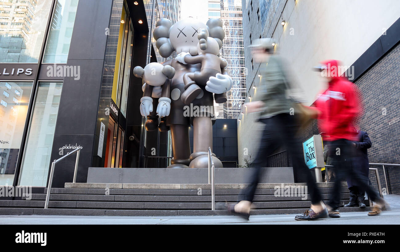 New York, NEW YORK, USA. 21 Oct, 2018. 25-foot-tall sculpture intitulée ''Zéro'' par l'artiste Brian Donnelly, également connu sous le nom de Kaws, se dresse à l'entrée d'un nouvel espace d'exposition à la case Philllips sur l'île de Manhattan à New York le dimanche. Crédit : William Volcov/ZUMA/Alamy Fil Live News Banque D'Images