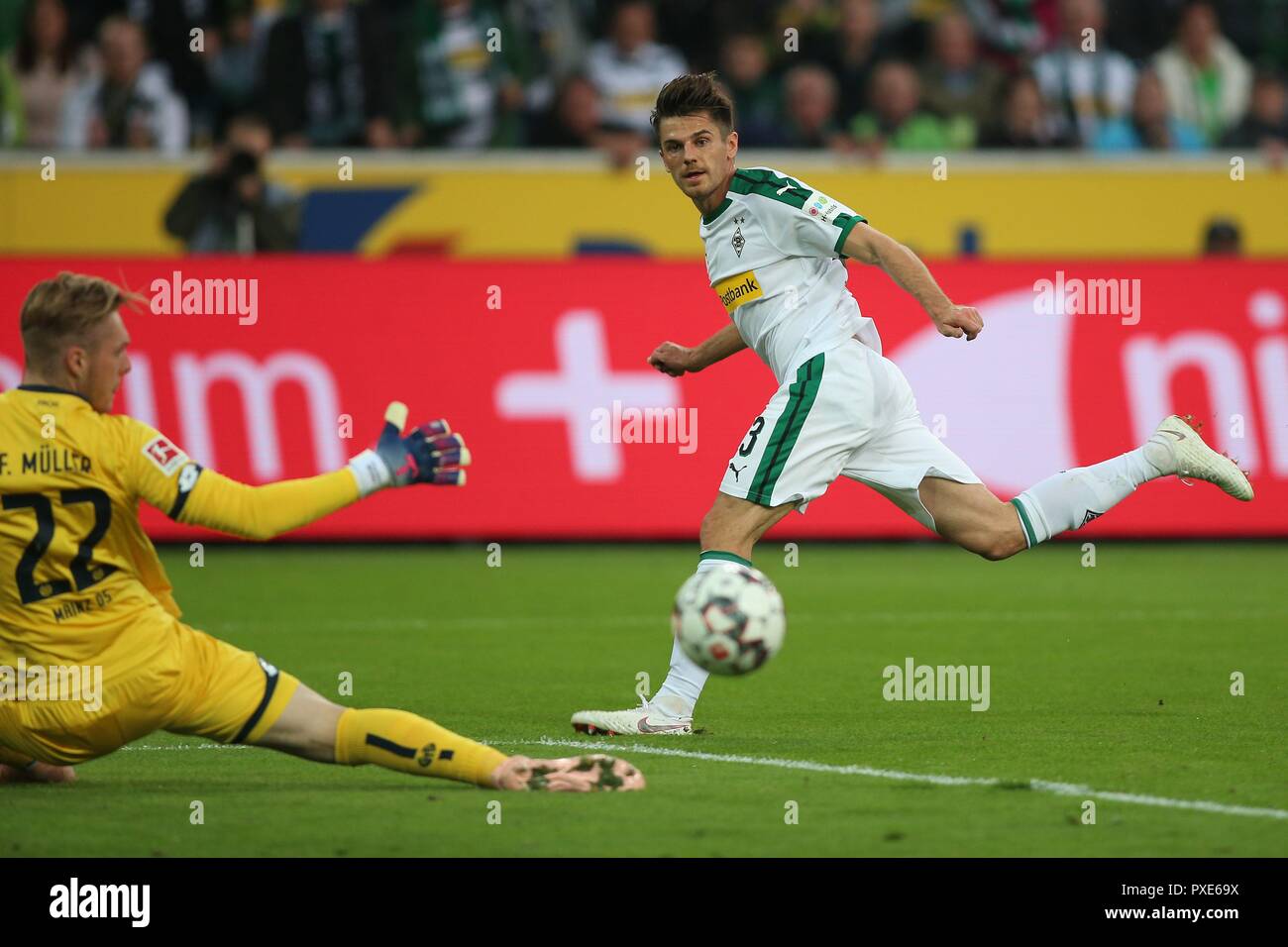 Mönchengladbach, Deutschland. 21 Oct, 2018. firo : 21.10.2018, football, 1.Bundesliga, la saison 2018/2019, Borussia Mönchengladbach - FSV FSV FSV Mainz 05, but à simple action, action de la surface de réparation, Jonas HOFMANN, Borussia Mönchengladbach Borussia Mönchengladbach BMG, Florian MULLER MUELLER, FSV FSV FSV Mainz 05, figure d'ensemble, l'utilisation de crédit dans le monde entier | : dpa/Alamy Live News Banque D'Images