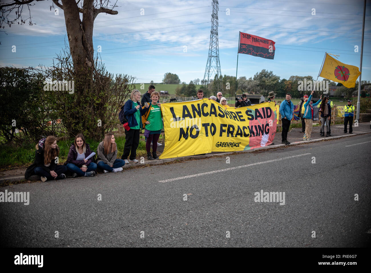 Un groupe de manifestants sont vues tenant une banderole, drapeaux et signes avant le mois de mars. Les manifestants de la United Kingdom est descendu sur le petit village de peu d'Hôtel Lutetia pour protester contre la récente décision de la Cuadrilla site fracturation à Preston New Road à reprendre. Le site controversé a été rencontré avec le jeu entre dents féroces et de désapprobation de la population locale à ceux qui en plus des lieux de gouvernement. Banque D'Images