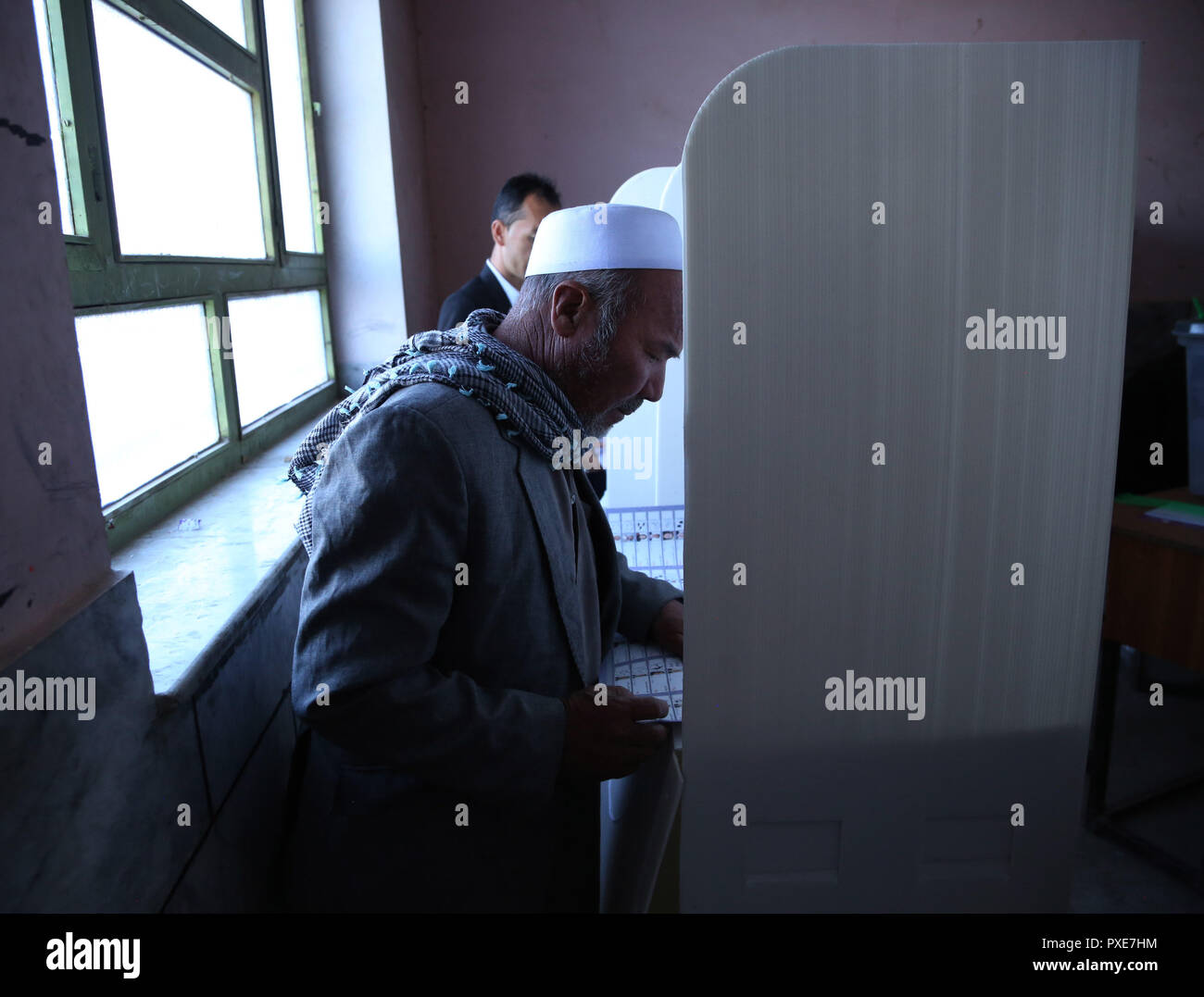 Kaboul, Afghanistan. 21 Oct, 2018. Un électeur Afghan se prépare à voter à un bureau de vote pendant les élections parlementaires à Kaboul, capitale de l'Afghanistan, le 21 octobre 2018. Le processus de vote des élections parlementaires afghanes conclu dimanche soir et la poursuite de dépouillement du scrutin, le président de la Commission électorale indépendante a déclaré. Credit : Rahmat Alizadah/Xinhua/Alamy Live News Banque D'Images