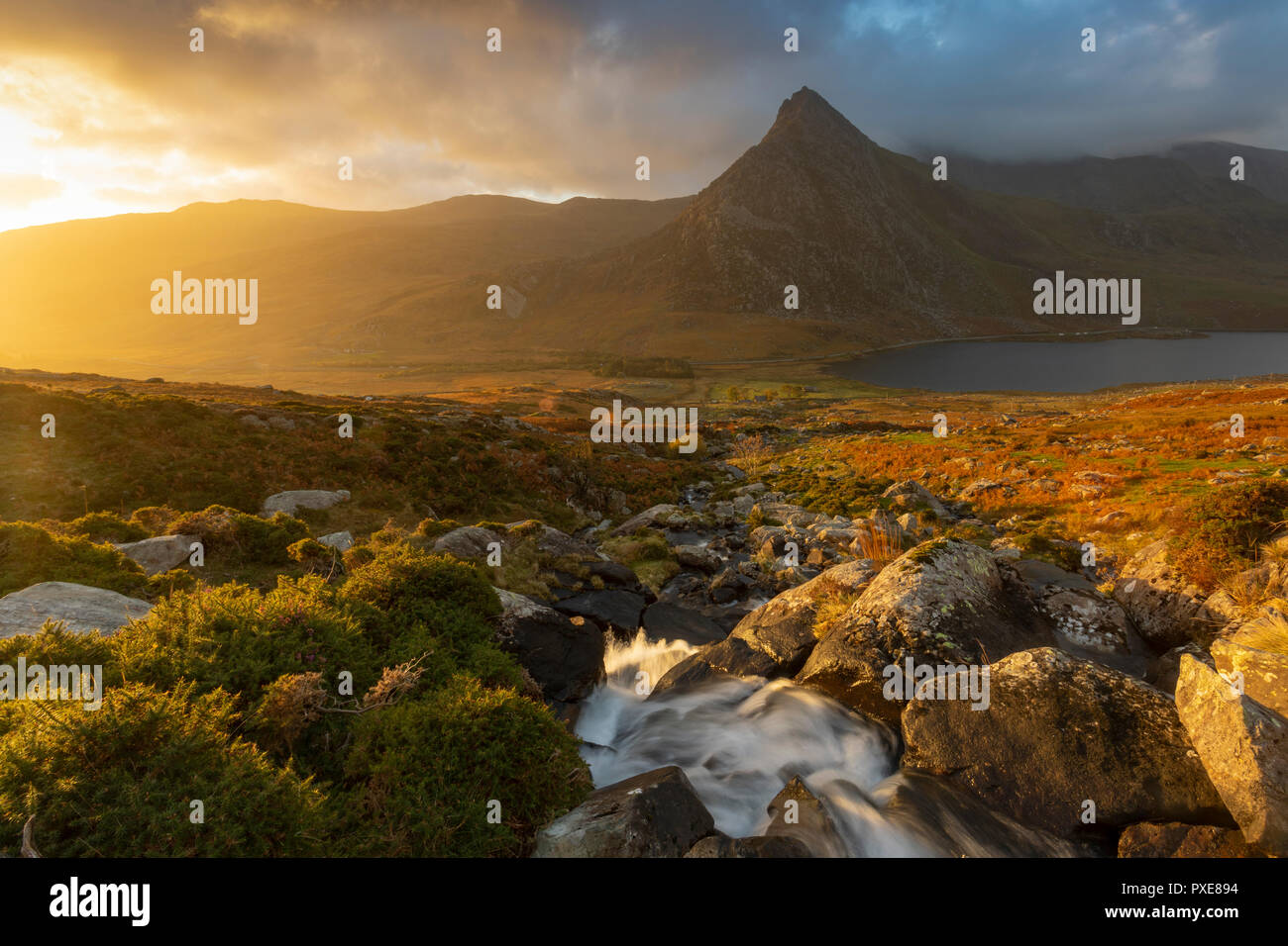 Lever de soleil spectaculaire sur la majestueuse vallée Ogwen et recognizasble Tryfan de montagne dans le parc national de Snowdonia, Conwy, Pays de Galles populaires balades sapin Banque D'Images