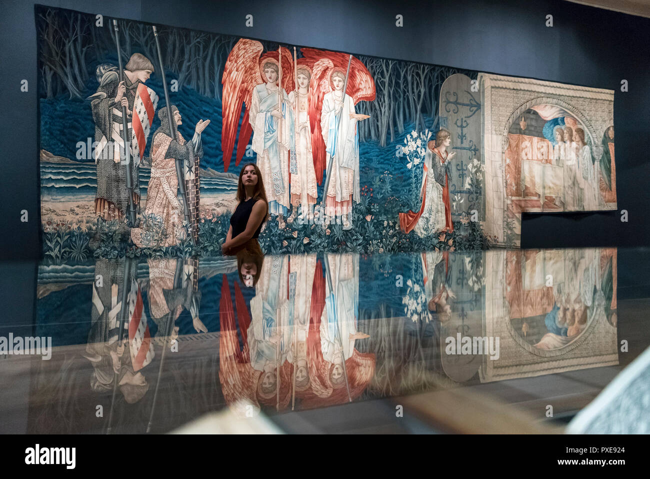 Londres, Royaume-Uni. 22 octobre 2018. Un membre du personnel se trouve en face de "la réalisation : La Vision du Saint Graal à Sir Galahad, Sir Bors et Sir Perceval', 1890-94. Aperçu de la plus grande rétrospective Edward Burne-Jones qui aura lieu au cours d'une génération à la Tate Britain. Burne-Jones a été un pionnier du mouvement symboliste préraphaélite et la seule d'atteindre d'une reconnaissance mondiale de son vivant. L'exposition est présentée du 24 octobre au 24 février 2019. Crédit : Stephen Chung / Alamy Live News Banque D'Images