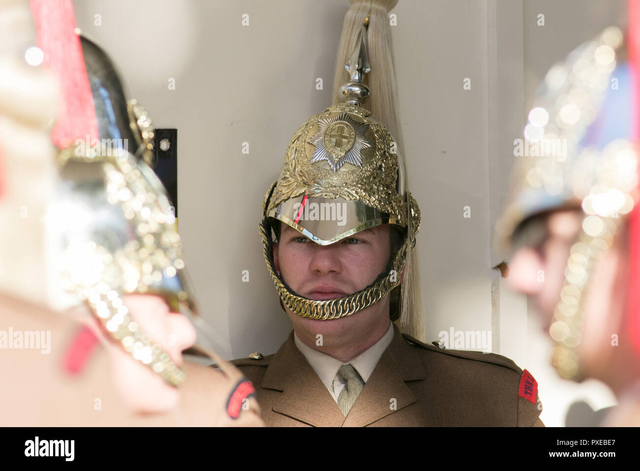 London UK. 22 octobre 2018. Les membres de la garde de la vie et de Blues et à l'extérieur de la famille royale Chambres du Parlement pour prepararing la famille Royale Néerlandaise visite du roi Willem-Alexander et Maxima La reine des Pays-Bas. Les bleus et les Royals et des gardiens de la vie sont un régiment de cavalerie de l'Armée britannique et une partie de la cavalerie de famille Crédit : amer ghazzal/Alamy Live News Banque D'Images