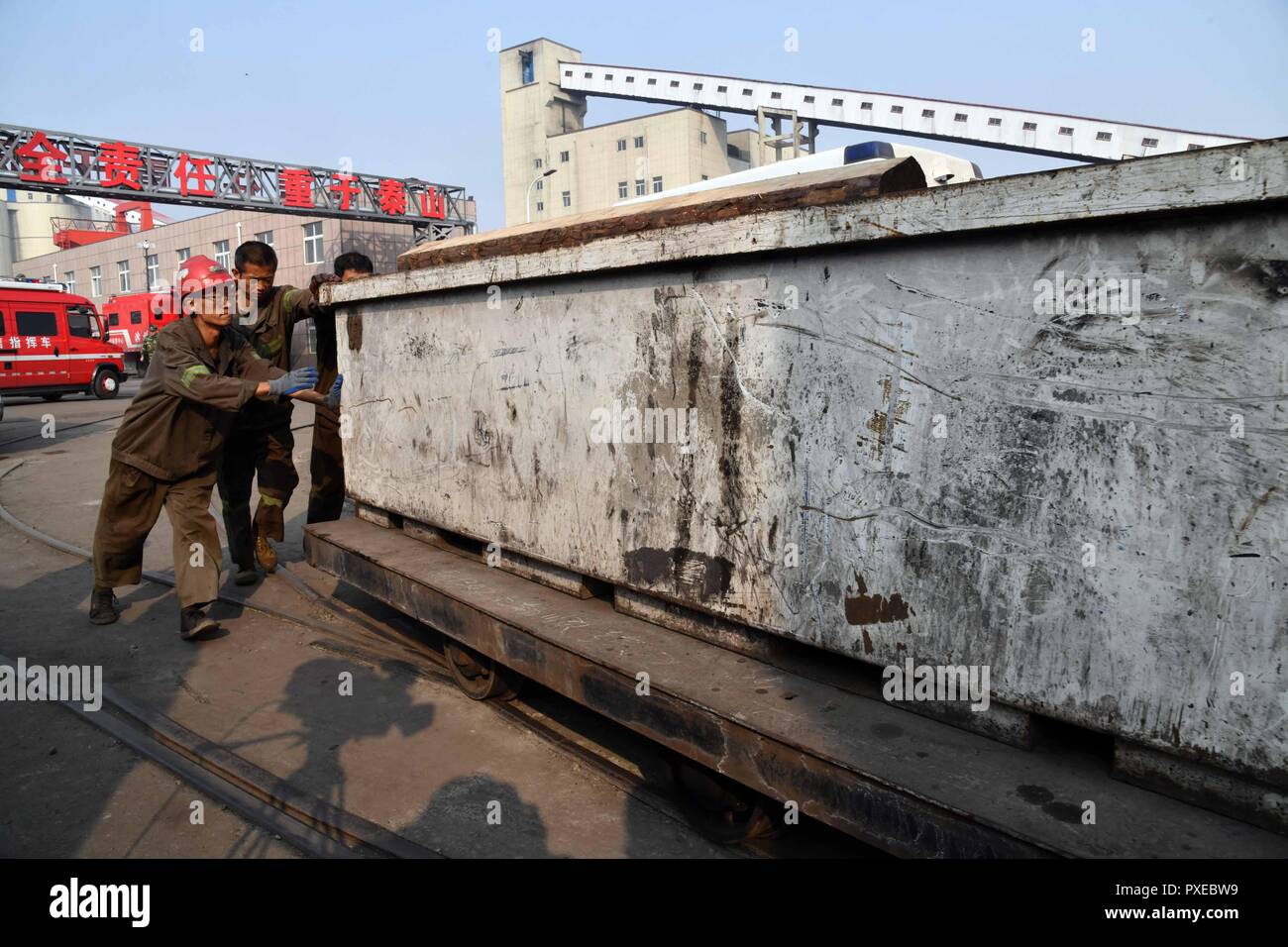 (181022) -- YUNCHENG, 22 octobre 2018 (Xinhua) -- le transport des travailleurs des secours sur le site d'une explosion rock survenu à Yuncheng, dans la province de Shandong en Chine orientale, le 22 octobre 2018. Un mineur a été sauvé, trois étaient morts et 18 étaient toujours pris au piège après un rocher en rafale à une mine de charbon de Longyun Coal Mining Co.,Ltd dans Yuncheng. L'accident s'est produit aux alentours de 11h le samedi et les sauveteurs sont l'obstacle pour atteindre le piège dans le tunnel. (Guo Xinhua/Xulei)(wsw) Banque D'Images