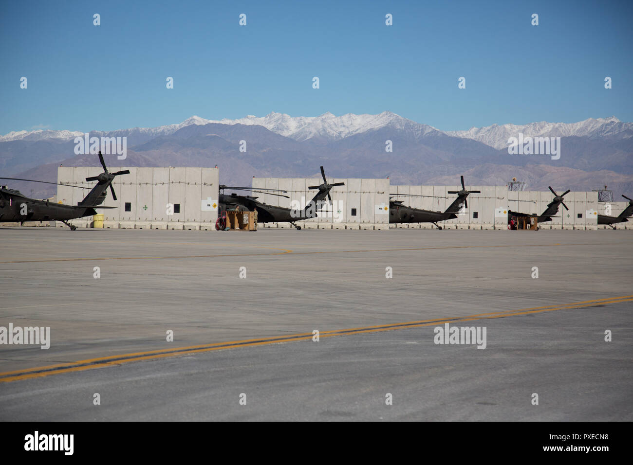 Bagram, en Afghanistan. 22 octobre, 2018. Les États-Unis sont le premier fournisseur de soutien aéroporté en Afghanistan dans le cadre de l'opération de l'OTAN, soutien ferme. La 101st Airborne Brigade d'aviation de combat est de fournir un soutien à la fois à l'Armée nationale afghane ainsi que la formation. Dans tous les espoirs d'un Afghanistan plus sûr et sécurisé. Credit : Allison Dîner/ZUMA/Alamy Fil Live News Banque D'Images
