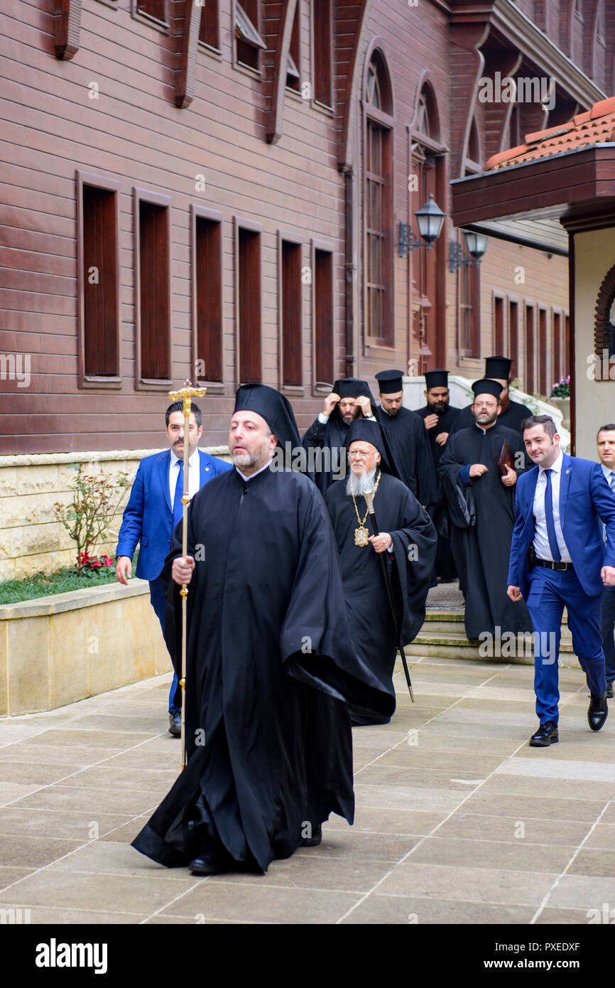 La Turquie. Istanbul. Fanar. Le patriarche Bartholomaios de Constantinople, avec sa suite, des marches de son domicile à l'église de Saint Georges. Banque D'Images