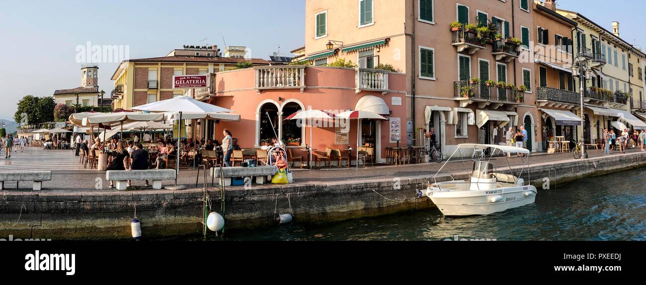 L'Italie, Lac de Garde, Bardolino. Le front de mer de Lazise est un lieu de prédilection pour passer une soirée Banque D'Images