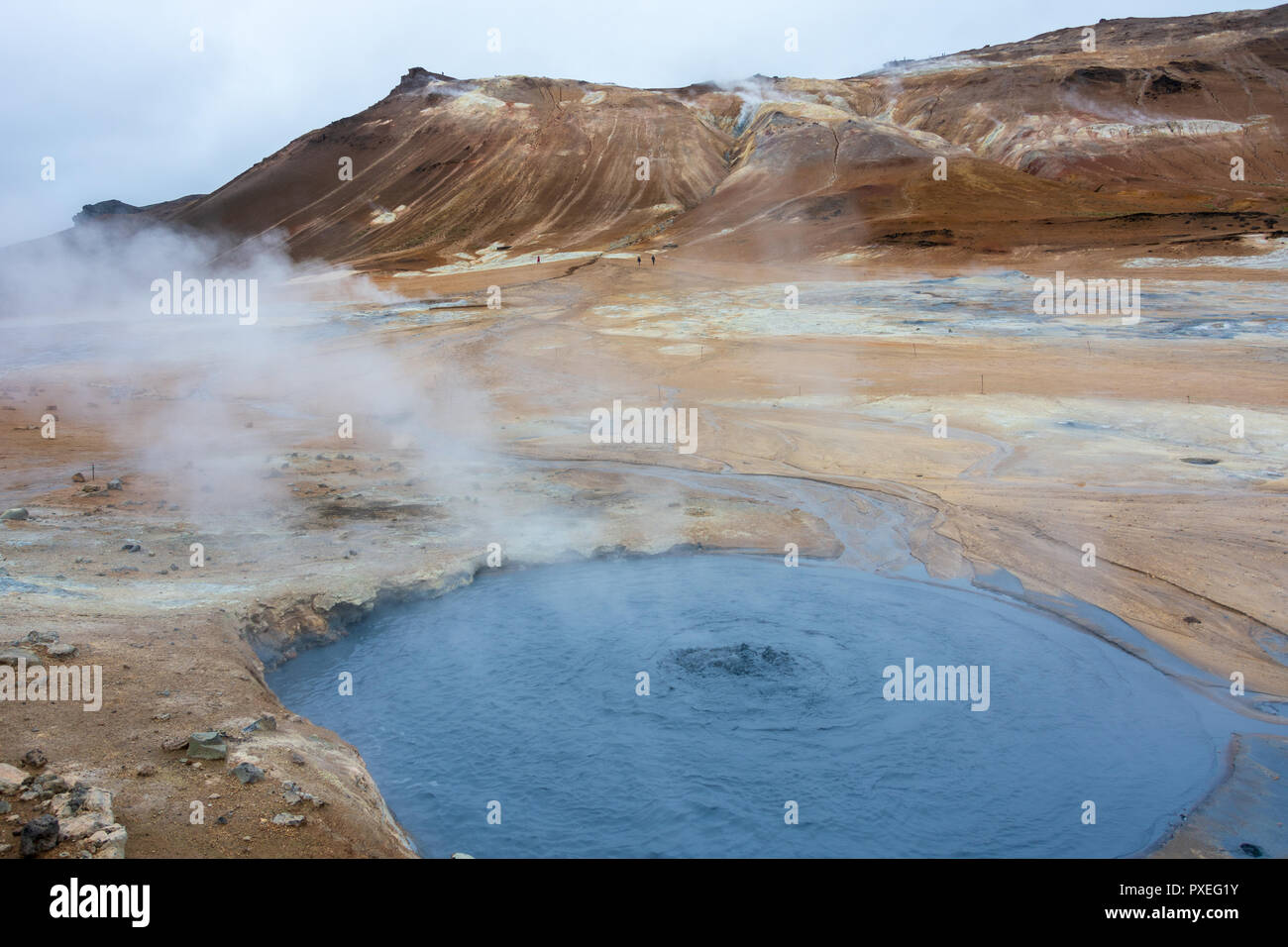 Namafjall zone géothermique Hverir au nord de l'Islande près du lac Myvatn. Cette zone est riche en soufre des piscines de boue volcanique et de la vapeur avec des formaions Banque D'Images