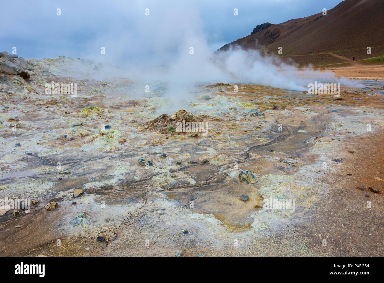 Namafjall zone géothermique Hverir au nord de l'Islande près du lac Myvatn. Cette zone est riche en soufre des piscines de boue volcanique et de la vapeur avec des formaions Banque D'Images