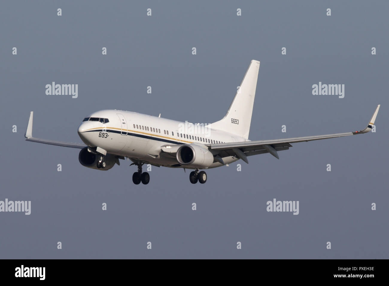 Boeing C-40A Clipper à l'atterrissage à RAF Mildenhall en travaillant un vol cargo pour la Marine américaine. Banque D'Images