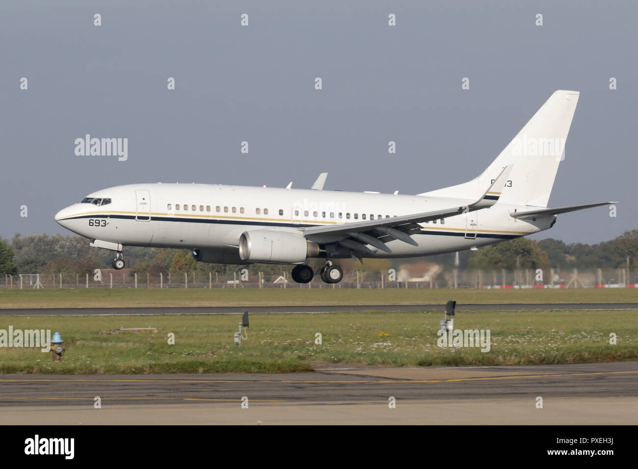 Boeing C-40A Clipper à l'atterrissage à RAF Mildenhall en travaillant un vol cargo pour la Marine américaine. Banque D'Images