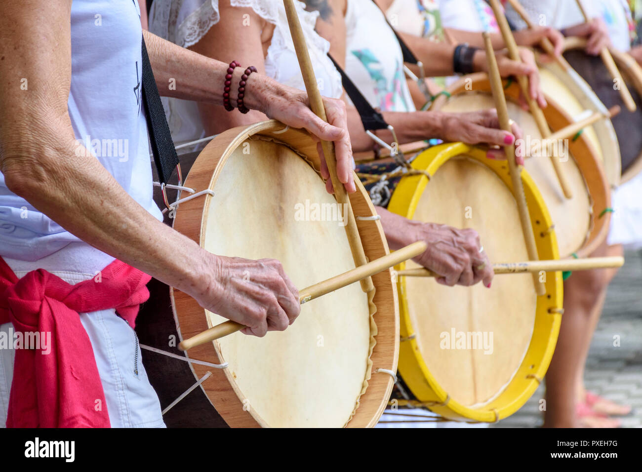 Les percussionnistes de womans à jouer de la batterie au cours de samba sur performance folklorique Belo Horizonte, Minas Gerais Banque D'Images