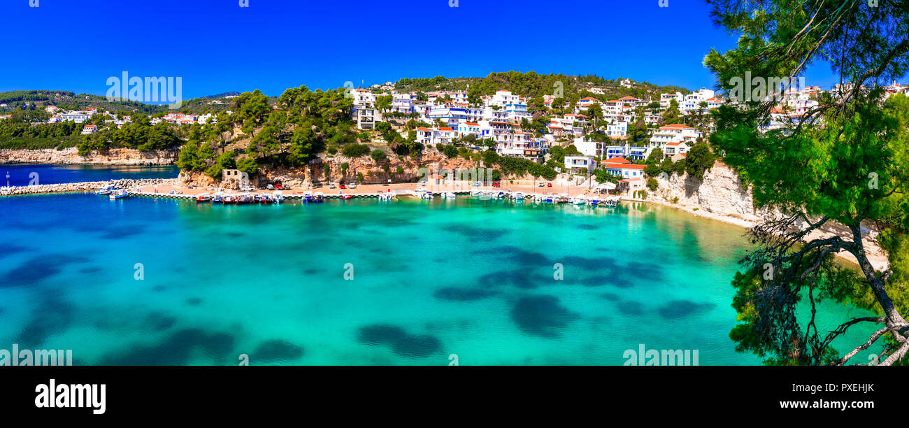 Belle Baie de la mer d'azur et Votsi maisons blanches traditionnelles,Alonissos island,,Grèce. Banque D'Images