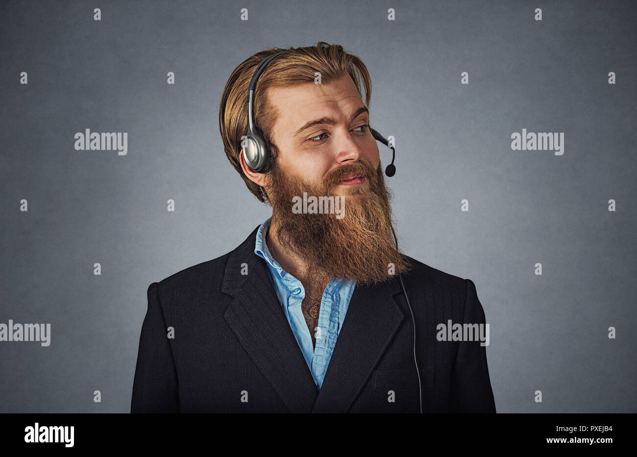 Profil latéral portrait of smiling customer service representative smiling. Hipster barbu dans l'homme d'affaires gris casque isolé sur gre Banque D'Images