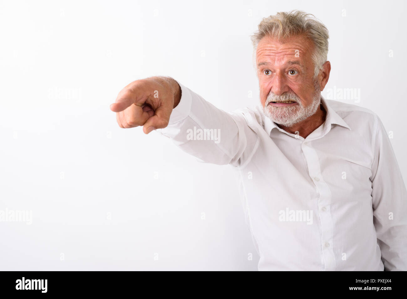 Portrait d'homme barbu senior en colère contre doigt pointé Banque D'Images
