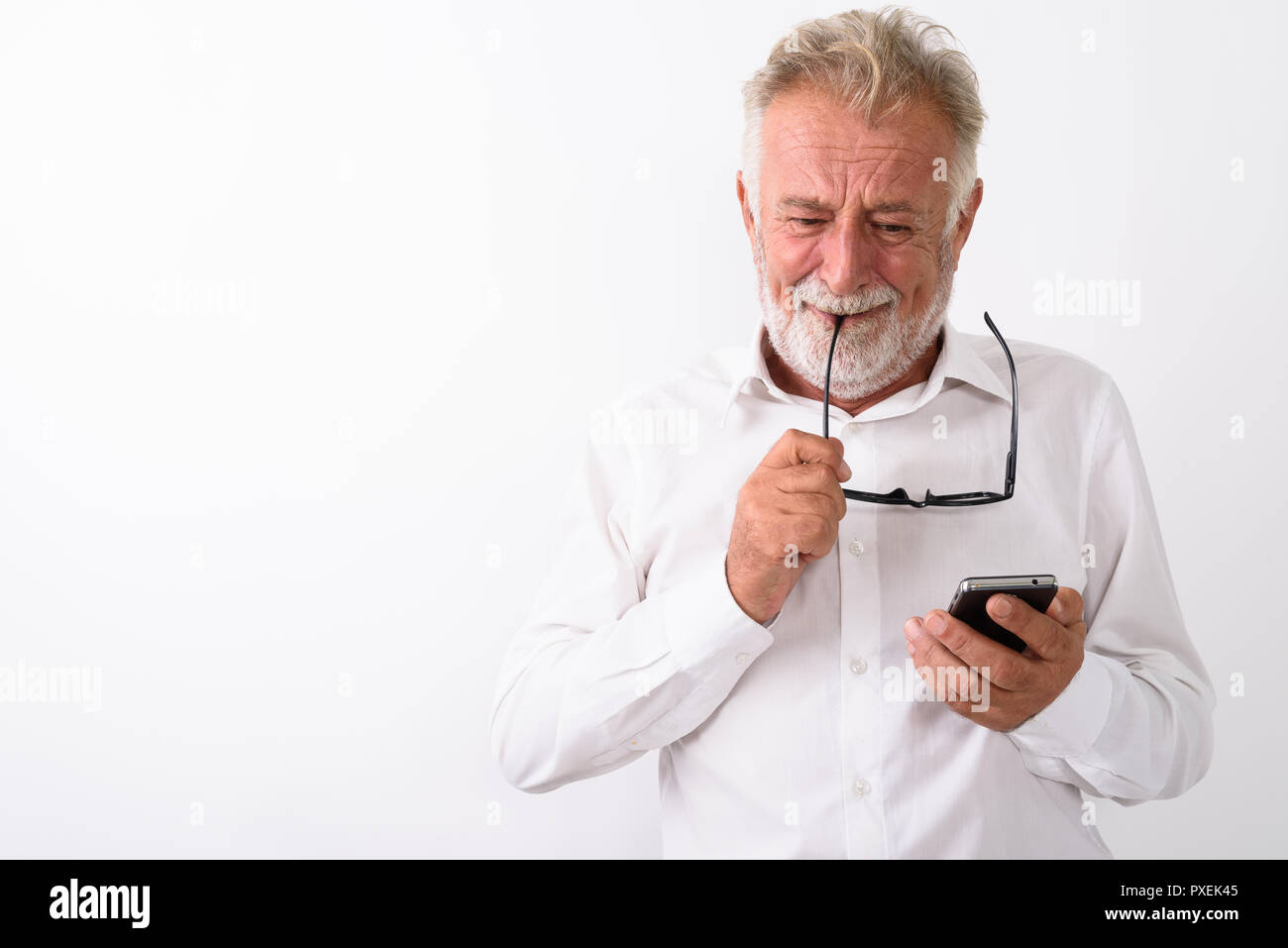 Portrait d'homme barbu senior triste à pleurer tandis que l'aide de mobile Banque D'Images