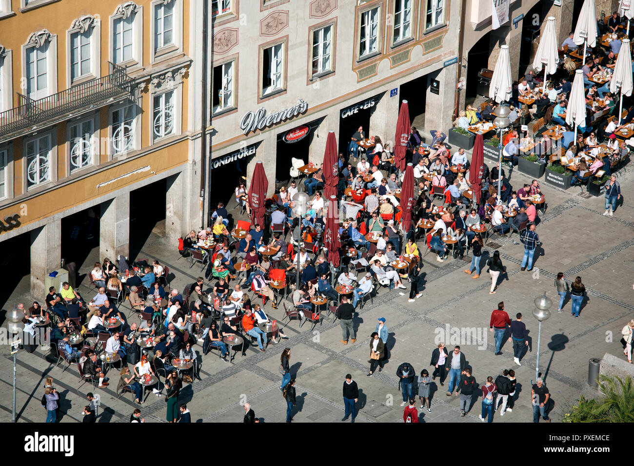 Grand'Place Marienplatz avec café de la rue dans la ville de Munich, Allemagne Banque D'Images