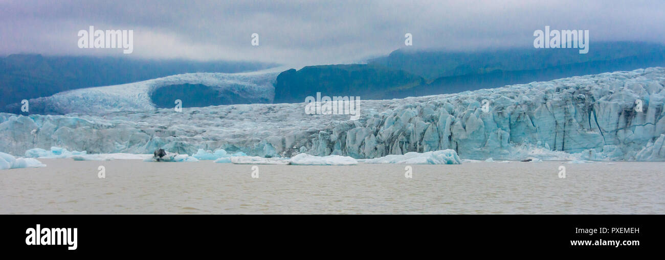 La glace bleu à partir d'une excursion en bateau sur le lagon glaciaire Fjallsarlon sur un bras de l'énorme glacier de Vatnajokull dans le sud de l'Islande Banque D'Images