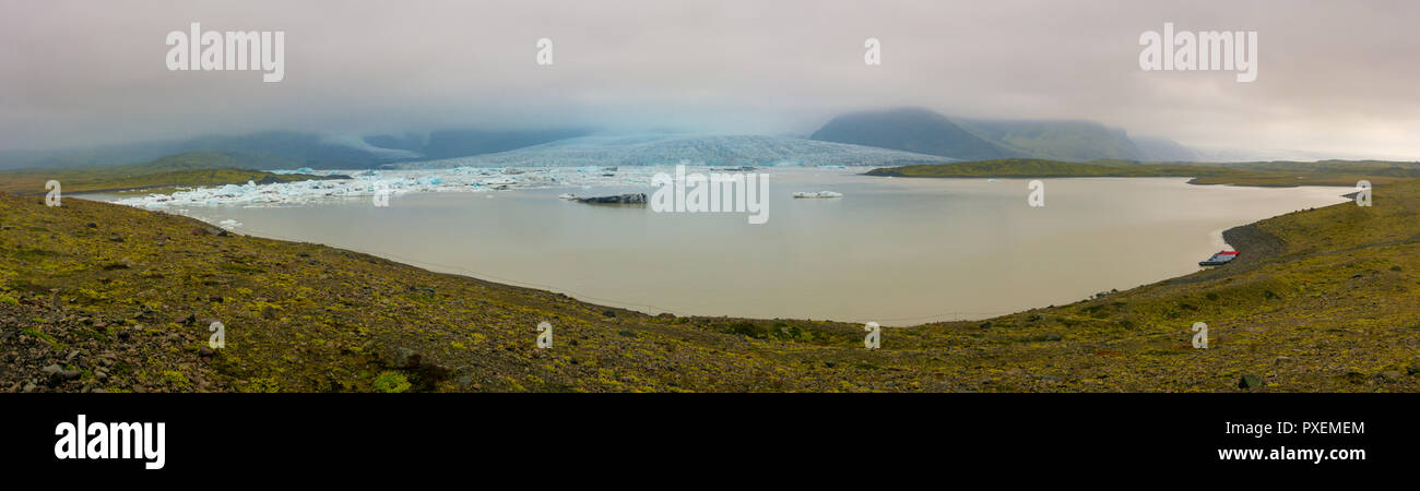 Vue panoramique de bleu sur le lagon glaciaire Fjallsarlon sur un bras de l'énorme glacier de Vatnajokull dans le sud de l'Islande Banque D'Images