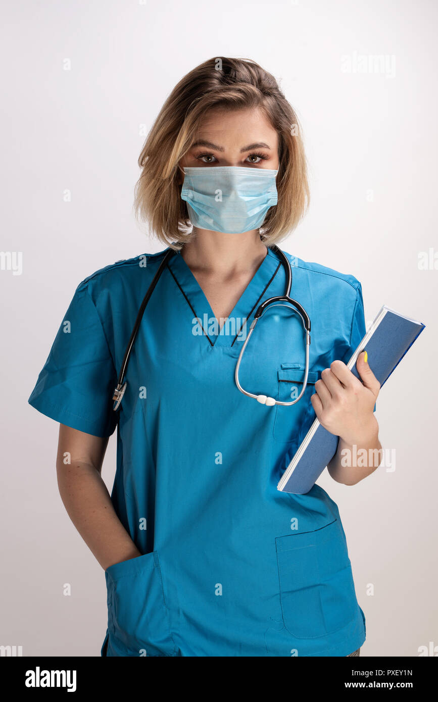 Beau jeune médecin portant uniforme blanc à l'aide d'un stéthoscope pour  l'examen d'un patient Photo Stock - Alamy