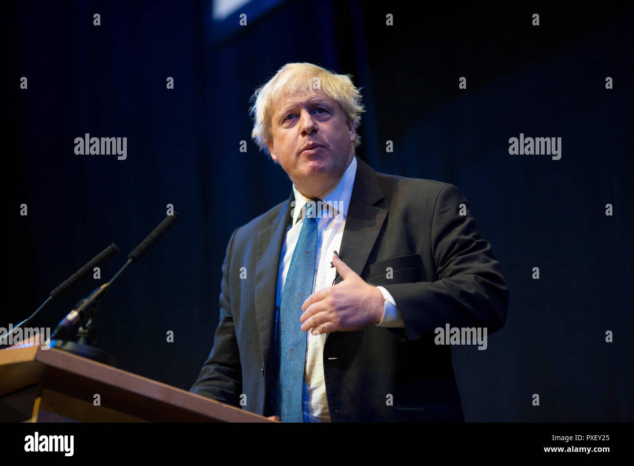 © Chris Bull. 2/10/18 BIRMINGHAM , Royaume-Uni. Conférence du parti conservateur à la CPI à Birmingham , Angleterre , aujourd'hui (mardi 2 Oct 2018). Boris Johnson parle à un parti conservateur Accueil marge. Au cours de l'allocution qu'il a lancé une attaque sur le plan Brexit Mai et sur les politiques du parti travailliste. Crédit photo : CHRIS BULL Banque D'Images