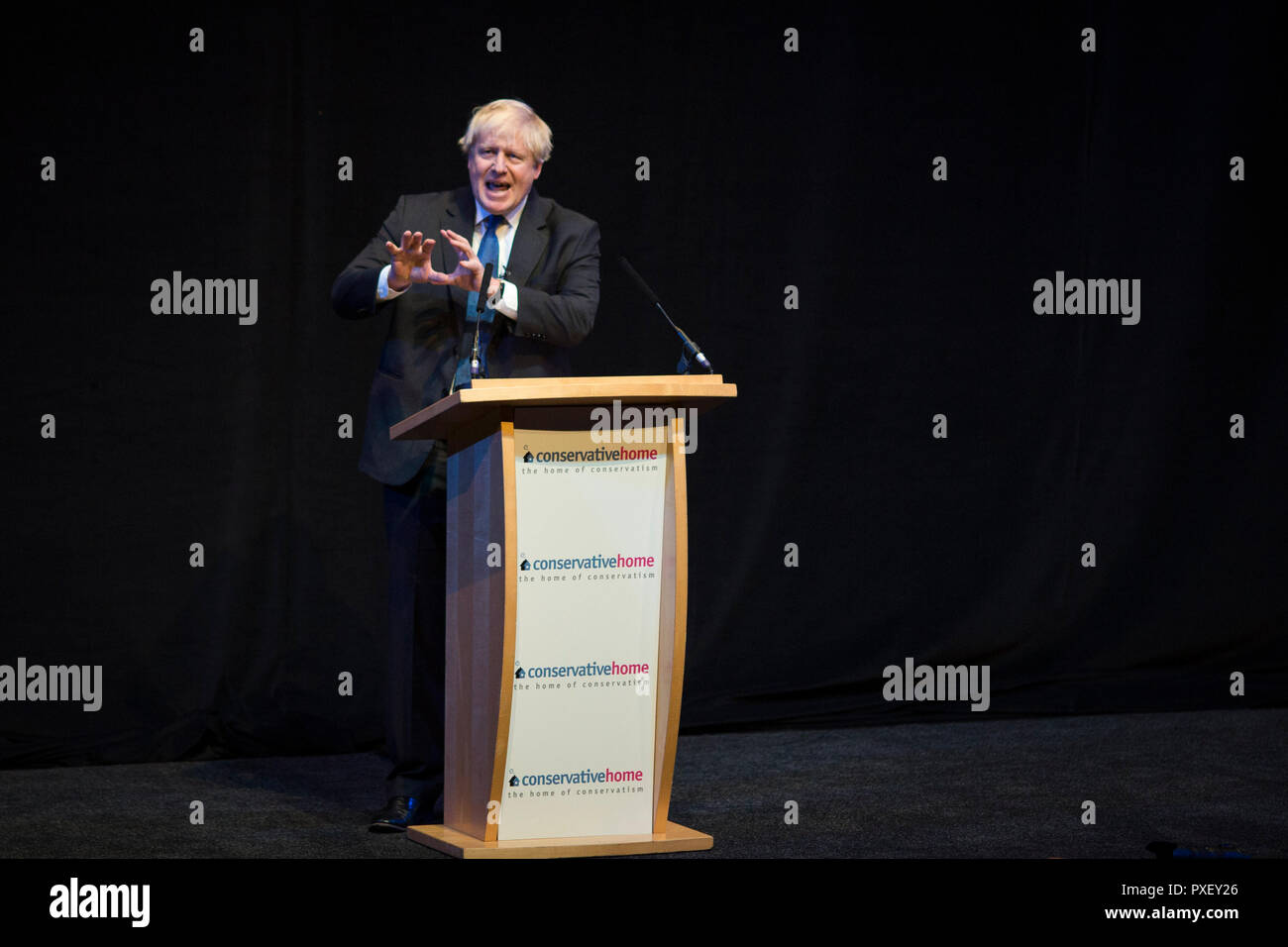 © Chris Bull. 2/10/18 BIRMINGHAM , Royaume-Uni. Conférence du parti conservateur à la CPI à Birmingham , Angleterre , aujourd'hui (mardi 2 Oct 2018). Boris Johnson parle à un parti conservateur Accueil marge. Au cours de l'allocution qu'il a lancé une attaque sur le plan Brexit Mai et sur les politiques du parti travailliste. Crédit photo : CHRIS BULL Banque D'Images