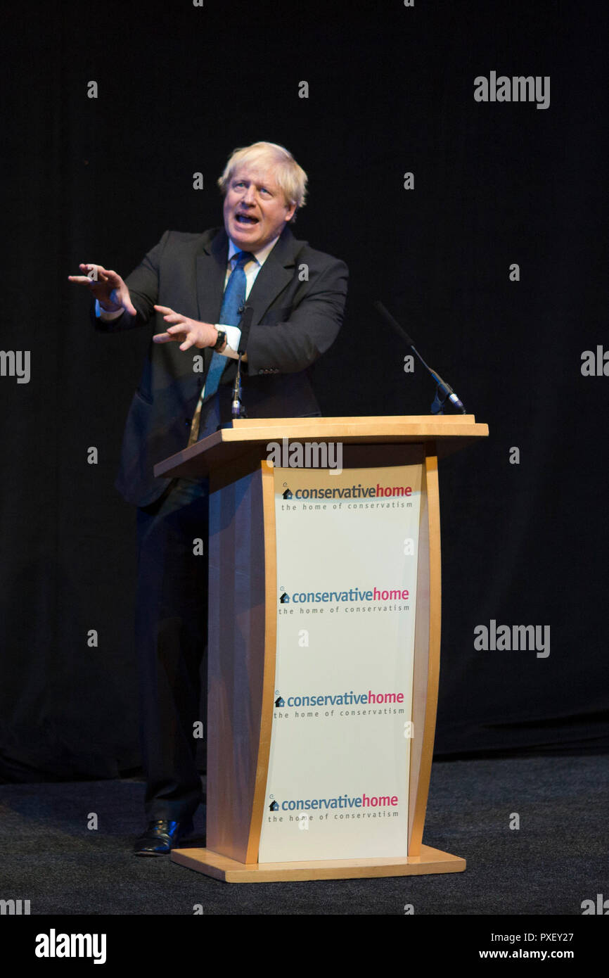 © Chris Bull. 2/10/18 BIRMINGHAM , Royaume-Uni. Conférence du parti conservateur à la CPI à Birmingham , Angleterre , aujourd'hui (mardi 2 Oct 2018). Boris Johnson parle à un parti conservateur Accueil marge. Au cours de l'allocution qu'il a lancé une attaque sur le plan Brexit Mai et sur les politiques du parti travailliste. Crédit photo : CHRIS BULL Banque D'Images