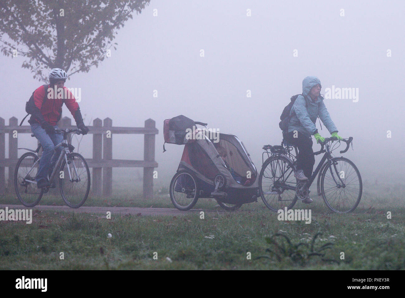 Personne sur un vélo par la rivière Cam à Cambridge au petit matin sur un jour brumeux brumeux Banque D'Images