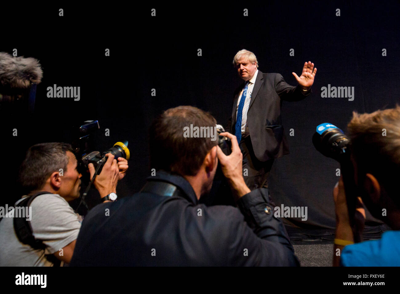 © Chris Bull. 2/10/18 BIRMINGHAM , Royaume-Uni. Conférence du parti conservateur à la CPI à Birmingham , Angleterre , aujourd'hui (mardi 2 Oct 2018). Boris Johnson parle à un parti conservateur Accueil marge. Au cours de l'allocution qu'il a lancé une attaque sur le plan Brexit Mai et sur les politiques du parti travailliste. Crédit photo : CHRIS BULL Banque D'Images