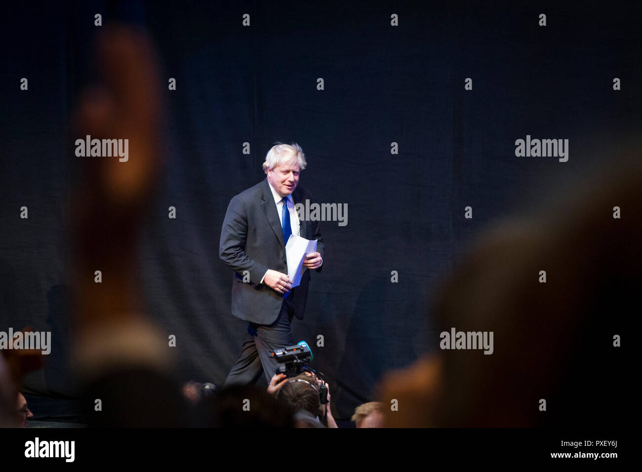 © Chris Bull. 2/10/18 BIRMINGHAM , Royaume-Uni. Conférence du parti conservateur à la CPI à Birmingham , Angleterre , aujourd'hui (mardi 2 Oct 2018). Boris Johnson parle à un parti conservateur Accueil marge. Au cours de l'allocution qu'il a lancé une attaque sur le plan Brexit Mai et sur les politiques du parti travailliste. Crédit photo : CHRIS BULL Banque D'Images